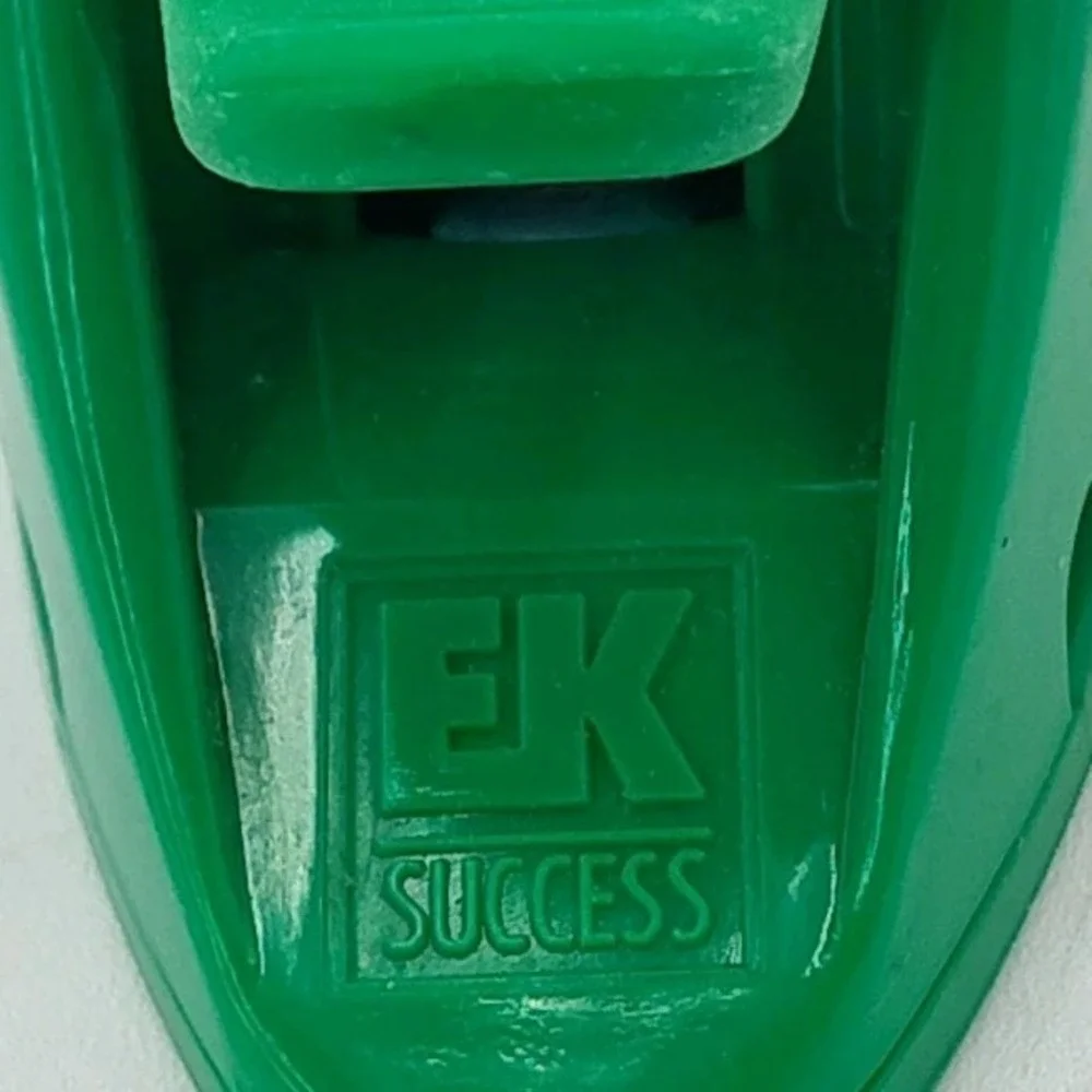 EK Success Gloves Mittens‎ Lady Paper ~0.35in Craft Punch Pinwheel 📸SEE📏